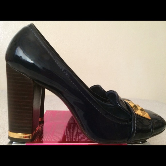 TORY BURCH Shiny Patent Leather Gold Studs Pumps - Picture 4 of 6